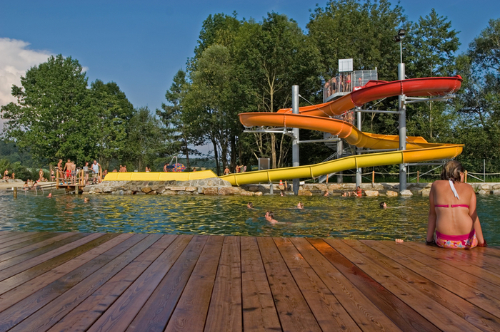 Das saubere Wasser und die große Liegewiese sind die Trümpfe, die das Lilienbad in St. Marein gerne ausspielt. Riesenrutsche, Beachvolleyball-Plätze und viel Kinder-Unterhaltung sind gute weitere Gründe. Und der beschauliche Ort in der Nähe, wo der Slogan „Entspannung pur“ auch umgesetzt wird.