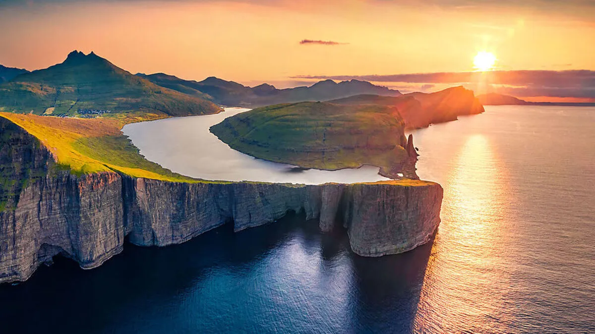 Aus dem See Sørvágsvatn auf der Insel Vágar stürzt der Wasserfall Bøsdalafossur ins Meer