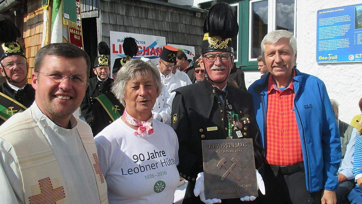 Pfarrer Johannes Freitag, Renate Käfer, Gerhard Zach und Bezirkshauptmann Walter Kreutzwiesner (von links)