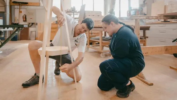 Tischler Andreas Großlercher und Jungdesignerin Lisa Seifert