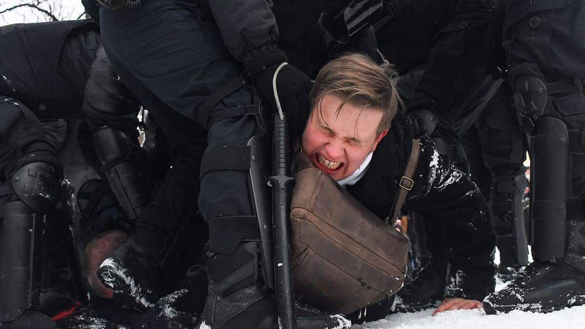 Die Staatsmacht ging so wie hier in Sankt Petersburg mit aller Härte gegen die Demonstranten vor