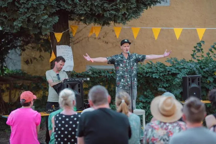 Auch Kunstausstellungen von Ulli Gollesch, Nicole Wogg oder Barfuß am Abriss konnten am finalen Tag des Festivals noch bewundert werden.