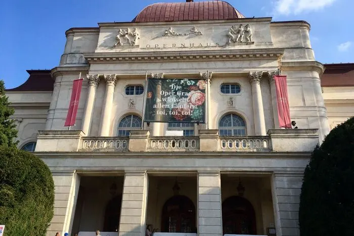 Toi, toi, toi wünscht auch die Oper