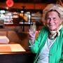 Ernestine &quot;Erni&quot; Hude konnte heuer zu ihrem 85. Geburtstag das Glas erheben 