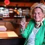 Ernestine "Erni" Hude konnte heuer zu ihrem 85. Geburtstag das Glas erheben 