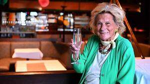 Ernestine &quot;Erni&quot; Hude konnte heuer zu ihrem 85. Geburtstag das Glas erheben 