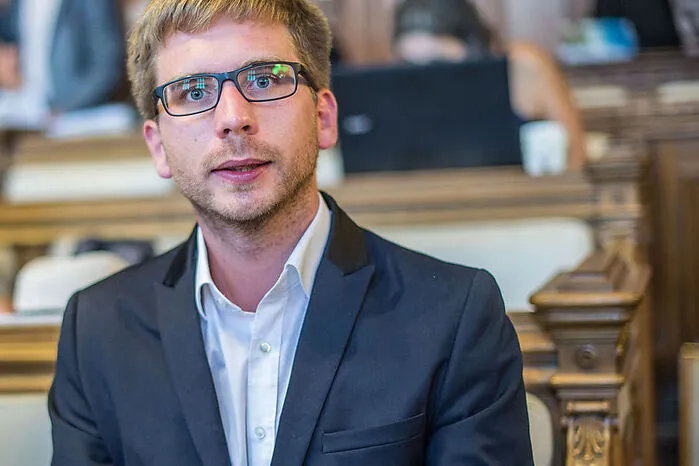 Gesundheitsstadtrat Robert Krotzer (KPÖ): „Auch Cannabis ist ein Suchtmittel, aber man muss es von harten Drogen unterscheiden – und es hat schon breite gesellschaftliche Akzeptanz. Wir sollten daher eine Legalisierung bei vollem Jugendschutz diskutieren. Eine staatlich kontrollierte, besteuerte Abgabe an Erwachsene könnte dem offenen Dealen ein Ende bereiten.