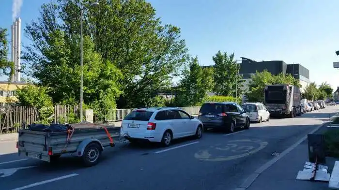 Ein mittlerweile bekanntes Phänomen: Startet ein Angebot wieder im Normalbetrieb, wird es von Kunden gestürmt. Das war bei der Öffnung der Baumärkte genauso wie beim McDrive - und das ist jetzt auch beim Recyclingcenter in Graz so.
