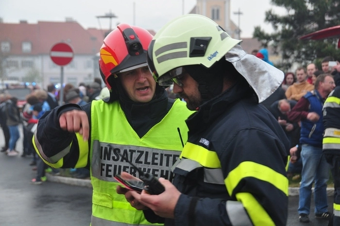 Kommandant Christian Hammer (links) leitete den Einsatz