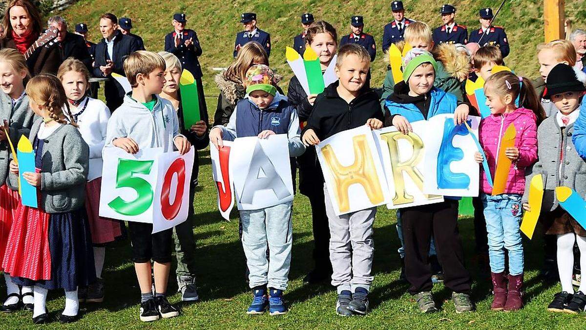 Die Kinder feierten das 50-jährige Bestehen ihrer Schule