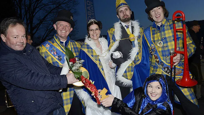 Bürgermeister Johann Schuster, Kanzler Klaus Zlanabitnig, Prinzessin Sabine Brandner, Prinz Gerry Maier, Ehrenpräsident Manni Maier und Hofnärrin Sophie Maier (vorne unten)