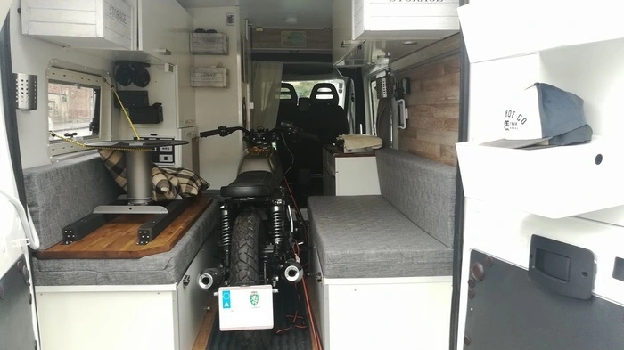 Mit einem umgebauten Camping-Lieferwagen und einer umgebauten Yamaha, Baujahr 1977, im Gepäck tourt der Grazer Fotograf Clemens Humeniuk derzeit allein durch Südeuropa.