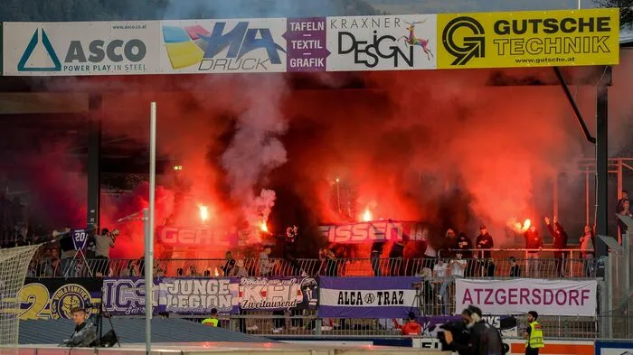 Die Gäste aus Wen hüllten die Tribüne nach der Pause in Rauch. Das half jedoch nichts - der WAC holte drei Punkte.