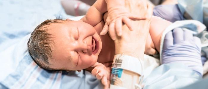 Mama und Baby wurden nach der Geburt ins Krankenhaus gebracht (Sujetbild)