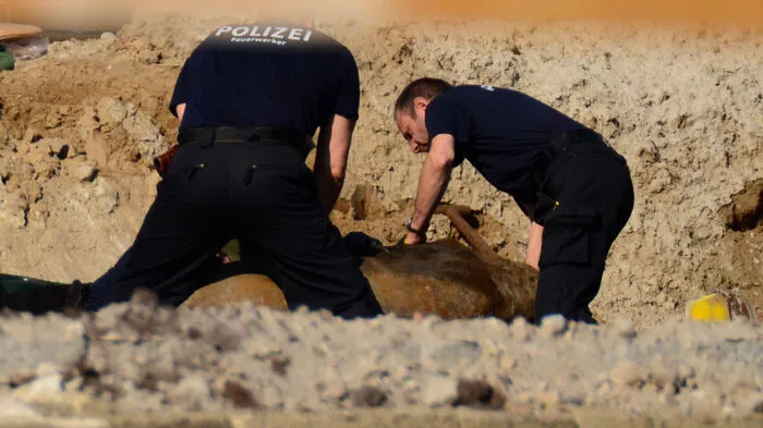 Am Vormittag begannen Einsatzkräfte von Polizei, Feuerwehr und Hilfsorganisationen mit der Räumung im Umkreis von 800 Metern nahe dem Hauptbahnhof.
