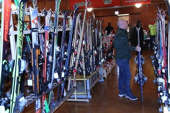 Und auch heuer wieder war der Zuspruch bereits am ersten Tag enorm. Die Auswahl an meist neuwertigen Ski, Stöcken, Helmen, Schuhen, Skianzügen und vielem mehr war wieder groß.