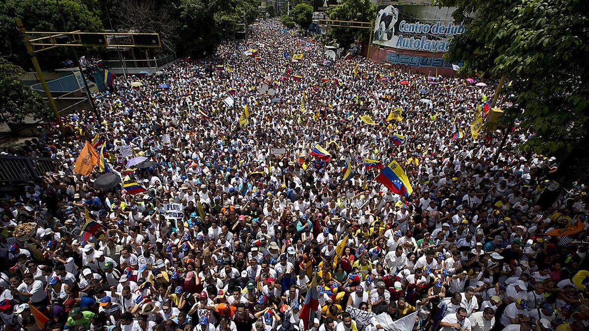 Hunderttausende demonstrieren gegen Präsident Maduro