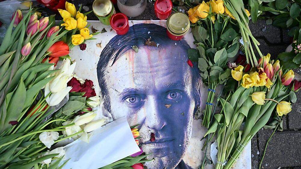 Obwohl der Kreml-Kritiker schon seit mehr als einem Monat tot ist, versammeln sich immer noch viele Anhängerinnen und Anhänger an seinem Grab. 