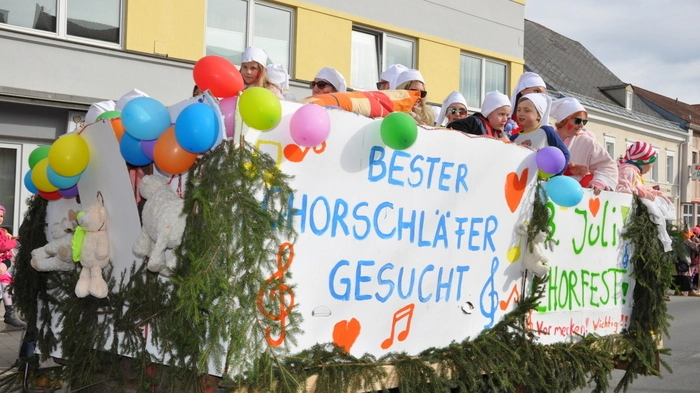 Bunte Wägen und lustige Masken gab es beim Faschingsumzug in Neumarkt zu sehen.