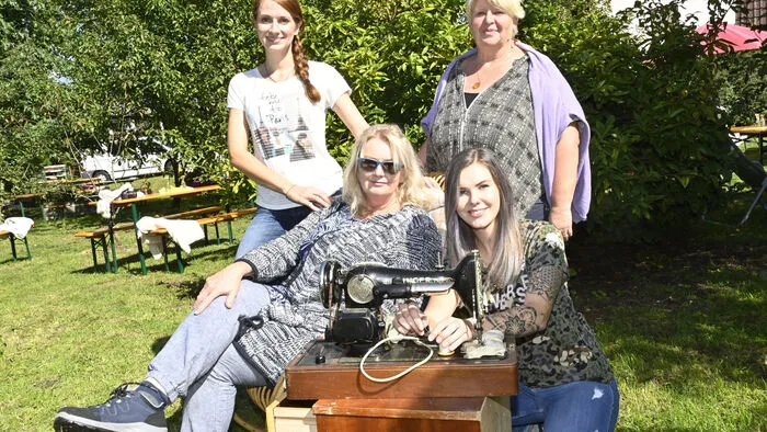 Die beiden Organisatorinnen Sarah Paulitsch und Nadine Göstel mit Bauernhof-Hausherrin und Kräuterpädagogin Jutta Tangerner und Irene Gradnitzer.