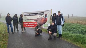 Mit Transparenten, Lautsprechern und Megafonen demonstrierten Mitglieder des Vereins gegen Tierfabriken gegen die Jagd in Saaz (Gemeinde Paldau)