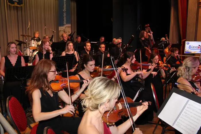 wo das Kammerorchester Lipizzanerheimat unter der Leitung von Tanja Stock ein Festkonzert gab. Für Gesang sorgten Heide-Marie Reif und Thomas Glan.