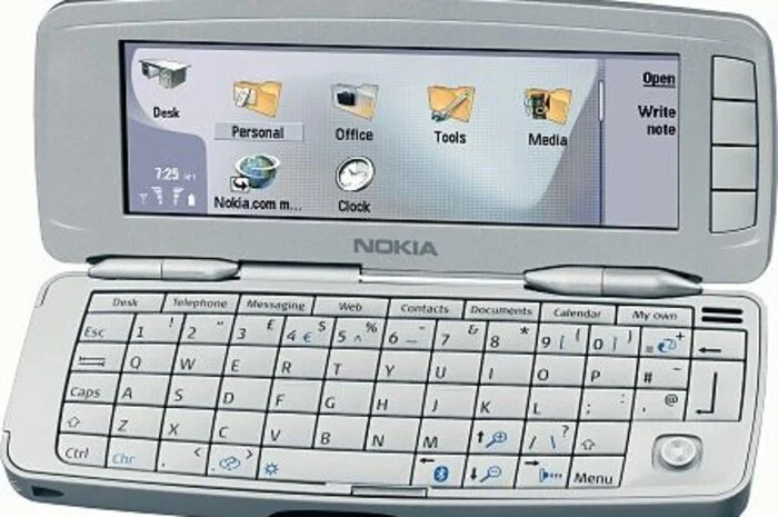 Nokia wechselte für die Communicator-Reihe 92x0, 9300, 9300i und 9500 auf einen neuen Prozessor und beteiligte sich federführend an der Symbian-Entwicklung. Ein Betriebssystem, dem man (zu) lange die Treue hielt. 