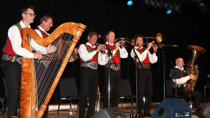 Die Innbrüggler von Links: Hannes Höpperger (Harfe), Stefan Peer (Steirische Harmonika), Franz Posch (Trompete), Roland Klinger (2. Trompete), Harald „Harry“ Seiwald (Posaune) und Georg Nolf (Basstuba).