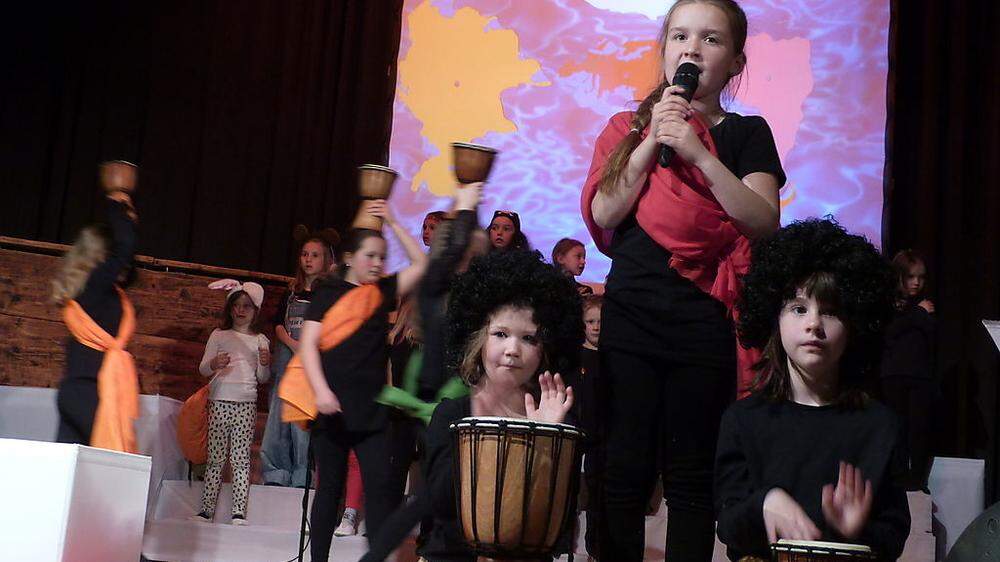 Die Trommeln Afrikas und Katharina Steiner-Bittlingmaiers 26 Musical-Kinder überzeugen: „Wir sind alle Kinder dieser Welt.“
