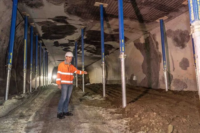 Betriebstechnik-Leiter Harald Purgay sichtete die Schäden in "seinem" Tunnel.