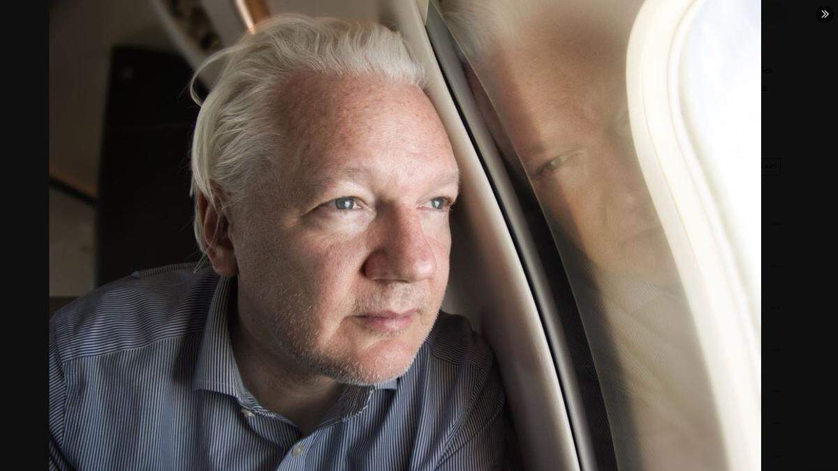 Ein Foto auf X zeigt Assange im Flieger nach Bangkok