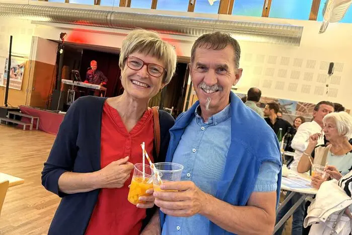 Für musikalische Stimmung sorgten „Feuer & Eis“. Auch ein tanzender Roboter mischte sich in das Festgeschehen.