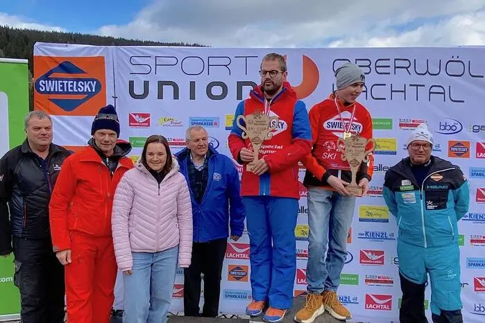 Nach vier spannenden Rennen fand die Gesamtsiegerehrung statt, bei der Special Olympics Steiermark-Geschäftsführer Reinhard Lux-Skalka und Ex-Weltcupläuferin Ramona Siebenhofer die Roten Trikots und Ehrenpreise an die Gesamtsieger überreichten. 
