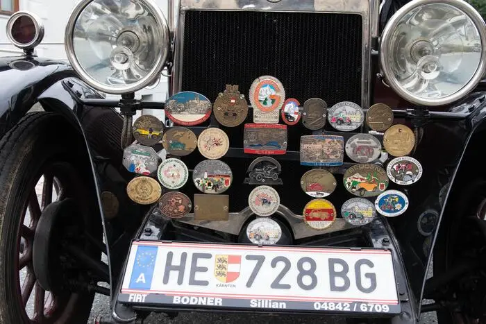 Die Plaketten erinnern an die vielen Ausfahrten