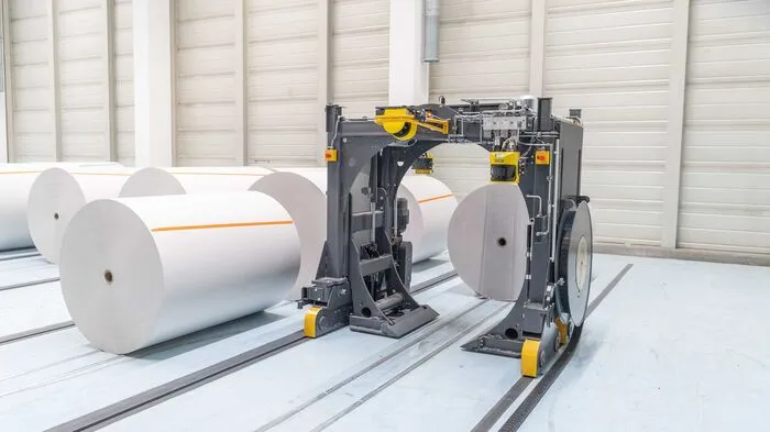Offiziell heißt das Gerät, das autonom die tonnenschweren Papierrollen zum Wechsler bringt, „Transport Vehicle System“. Die Mitarbeiter nennen es aber „Rosi“. Der Roboter bewegt bis zu 22 Rollen pro Stunde im Rollenlager.