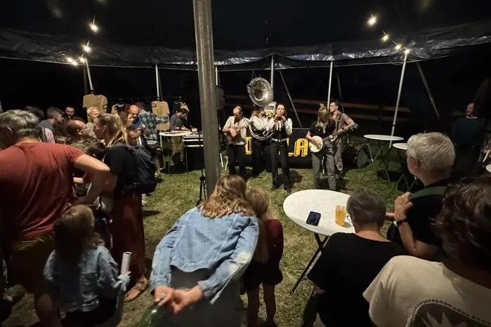 Nach der Show ging der Zirkus vor dem Zelt mit Musik noch etwas weiter