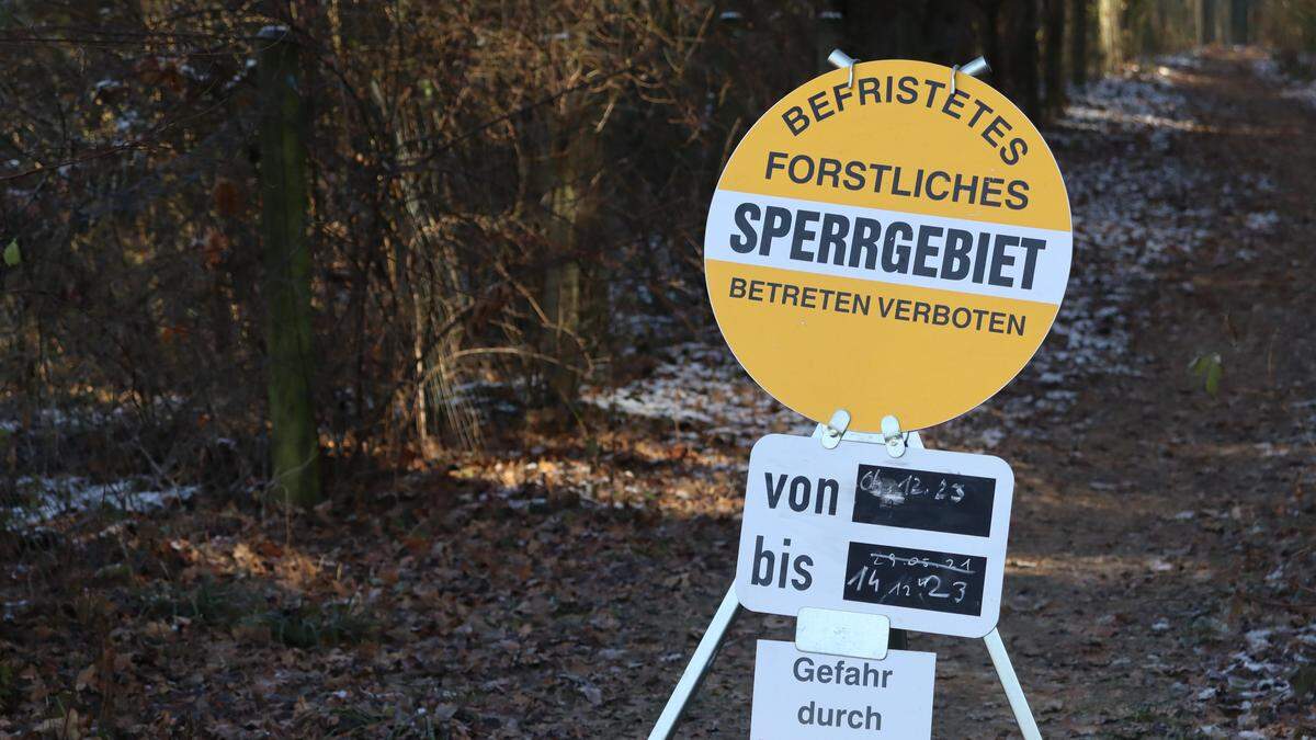 Bis Mitte Dezember ist der Weg entlang des Waldstücks gesperrt