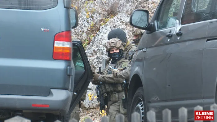 Kurz vor Dienstagmittag hat der Großeinsatz der Polizei im Freilichtmuseum Stübing begonnen.