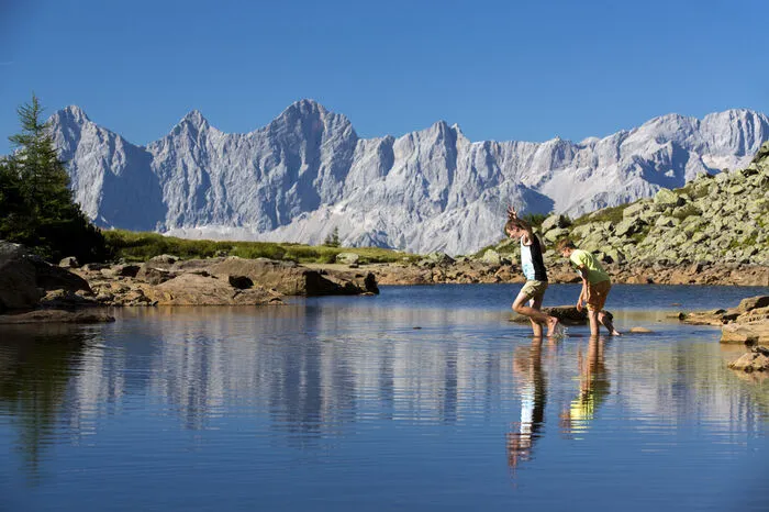 Gäste in der Region Schladming werden aufgefordert, nicht mehr im Spiegelsee zu plantschen. Wasserqualität leidet, die Reflektionen werden gestört. Generelles Badeverbot gibt es in den Bergen nicht.