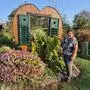 Josefa Kaufmann in ihrem Garten vor dem liebevoll geschmückten steirischen Herz