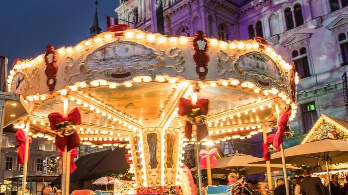 So früh wie noch nie wurden heuer die Grazer Adventmärkte in der Innenstadt eröffnet. Neben dem Karussell...