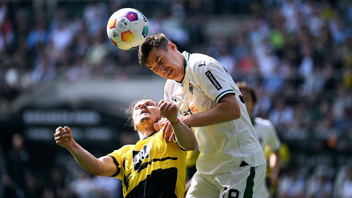 Maximilian Wöber (r.) im Duell mit Marcel Sabitzer