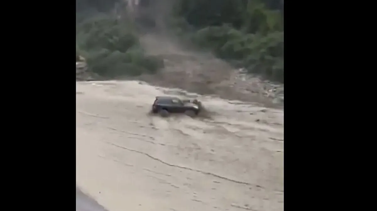 Im Tiroler Stubaital wurde ein Auto von einer Mure mitgerissen.