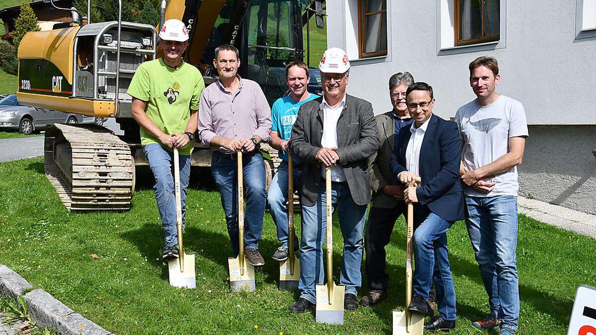 Spatenstich mit Leo Salcher, Siegfried Niescher, Manfred Obernosterer, Johann Windbichler, Josef Wurzer, Josef Rauter und Michael Konrad (von links)