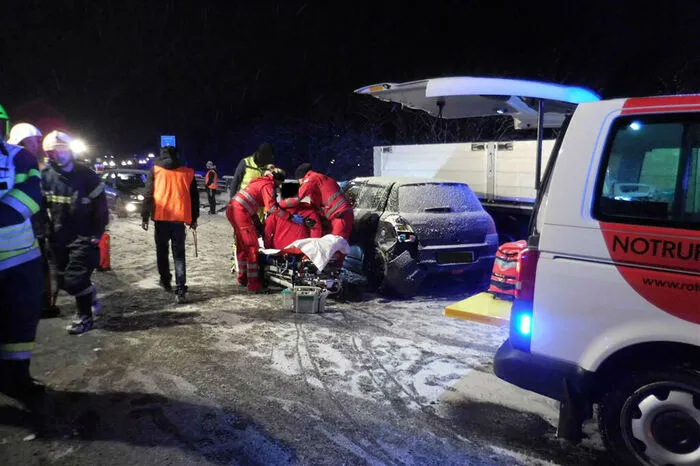 Der Lenker des Pkw wurde unbestimmten Grades verletzt und musste vom Notarzt erstversorgt und anschließend ins LKH Hochsteiermark nach Leoben gebracht werden.