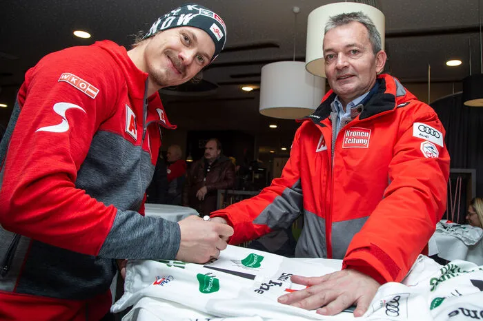 ... und wird es auch beim Nightrace gleich von Beginn weg sein: Manuel Feller (hier mit A1-CEO Marcus Grausam) startet mit der 1 ...