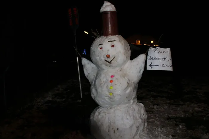 Der Schneemann wies den Besuchern den Weg zum Weihnachtsmarkt
