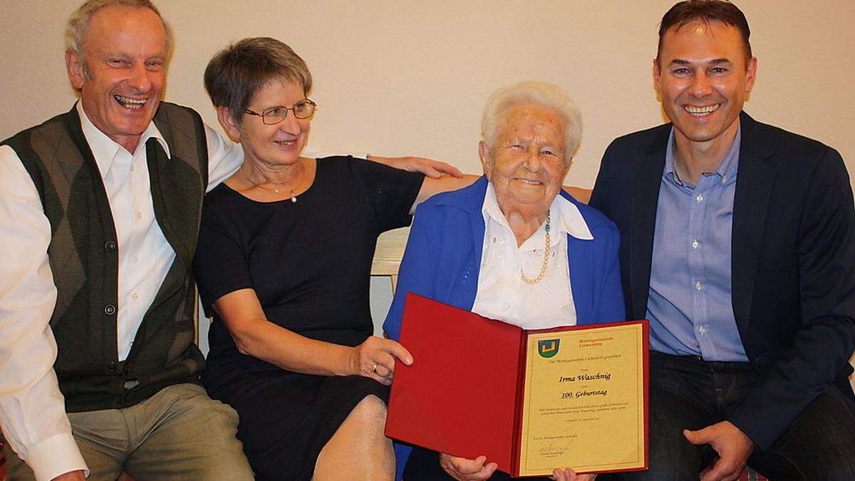 Irma Waschnig wurde von der Familie und Vizebürgermeister Ruhdorfer fröhlich gefeiert 