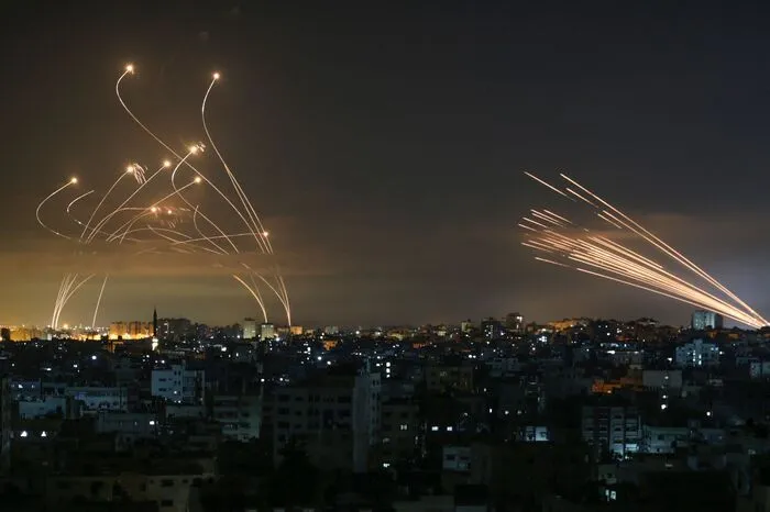 Der Israelische "Iron Dome" fängt von den Hamas im Norden des Gazastreifen abgefeuerte Raketen ab. Israel reagierte mit Artillerie und Luftschlägen.  