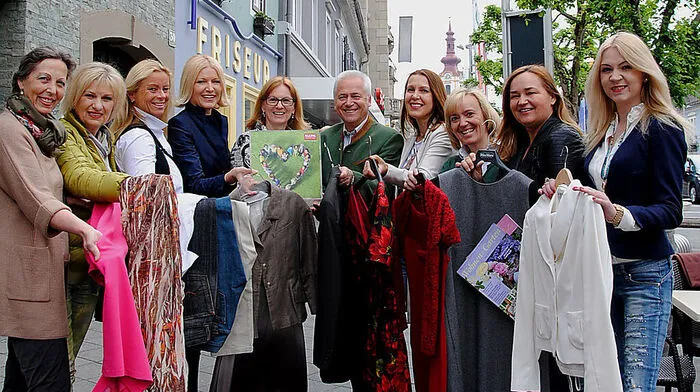Geben ihre Lieblingsstücke für „Steirer helfen Steirern“: Ingrid Gady, Inge Koch, Trixie Drennig, Helga Kresnik, Bettina Kuzmicki, Bgm. Helmut Leitenberger, Irmgard Wran-Schumer, Helga Cernko, Renate Polz, Christiane Baldauf 